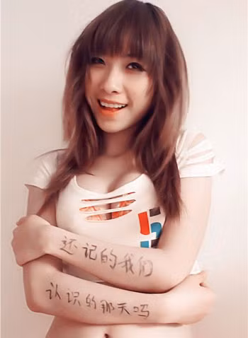 Cô gái viết thư tình lên cơ thể ảnh 7