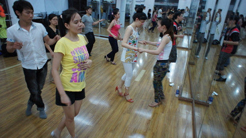 Nhân viên văn phòng với điệu nhảy samba sôi động tại trung tâm Dtalk. Ảnh: Phi Long