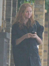 Lily rời nhà của Jude Law sau khi qua đêm tại đây Còn Jude Law tới sân bay để bắt chuyến tới Los Angeles tham dự một đám cưới Lily rời nhà của Jude Law sau khi qua đêm tại đây Còn Jude Law tới sân bay để bắt chuyến tới Los Angeles tham dự một đám cưới