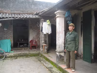Thương binh Hứa Minh Thuận trước căn nhà đã xuống cấp 