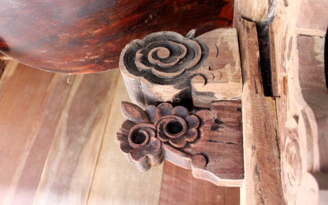 Nổi bật trong kiến trúc, điêu khắc trong ngôi dinh thự là ảnh hưởng nặng nề của thuốc phiện. Những vì kèo được khắc họa hình hoa anh túc. Một trong nhiều họa tiết khắc họa rõ hình hoa thuốc phiện - loài cây điển hình trong một thời kỳ ở vùng cao nguyên đá. Trong khu dinh thự họ Vương, các phiến đá kê cột nhà đều được tiện, gọt thành hình quả thuốc phiện. Sau khi mài nhẵn, chúng đều được dùng những đồng bạc trắng đánh cho bóng loáng, biến màu đá trắng thành màu đồng thau, gần như màu quả thuốc phiện đã phơi khô. Họa tiết trang trí trên đầu đao kèo nhà được tiện hình quả thuốc phiện. Kho thuốc phiện được Vua Mèo Vương Chính Đức cho xây dựng phía bên trái ngôi dinh thự dùng để cất trữ thuốc phiện - một biểu tượng quyền lực của quý tộc Mông. Phía trong căn hầm Vua Mèo dùng để chứa thuốc phiện. Chiếc bể tắm được đục đẽo công phu hình bán nguyệt từ đá nguyên khối mà tương tuyền vốn là bể tắm sữa dê cho bà vợ thứ nhất của vua Mèo. Vua Mèo Vương Chính Đức và đại gia đình quý tộc của ông.