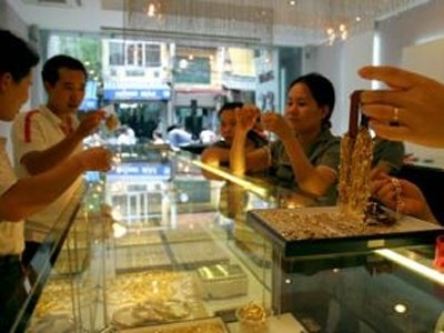 Giá vàng ngày càng tăng khiến người dân đổ xô đi mua. Nguồn: Internet