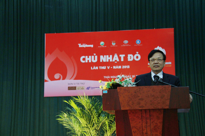 Ông Đặng Kim Vui - Giám đốc ĐH Thái Nguyên phát biểu tại ngày hội Chủ nhật Đỏ