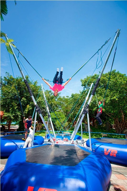 Bungee là trò chơi bật nhảy dành cho du khách đam mê trải nghiệm cảm giác mạnh qua các động tác nhào lộn, bật nhảy trên không