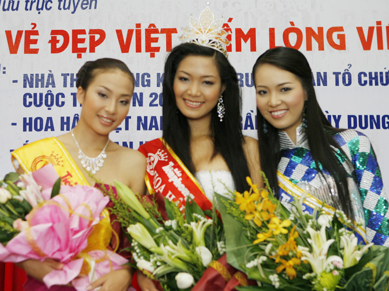 Hoa hậu Trần Thị Thùy Dung, Á hậu 1 Phan Hoàng Minh Thư và Á hậu 2 Nguyễn Thụy Vân tại buổi giao lưu trực tuyến. Ảnh : Hồng Vĩnh.