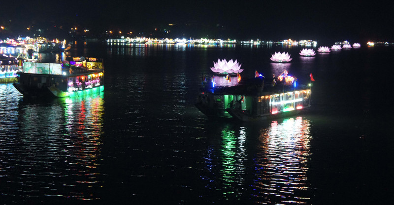 Hoa đăng lấp lánh mặt nước sông Hương. Hoa đăng lấp lánh mặt nước sông Hương
