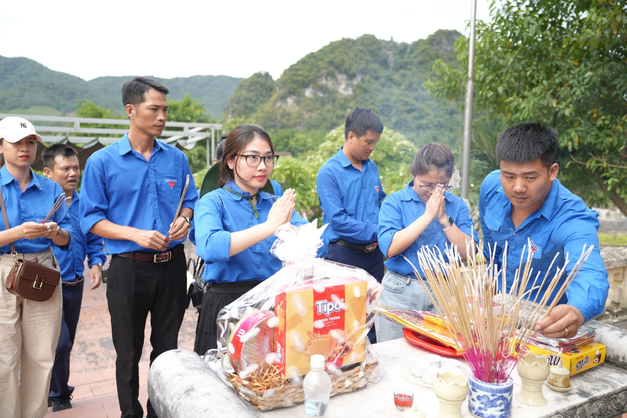 Cán bộ trẻ, đoàn viên TNG đã thấu hiểu và trân trọng hoạt động dâng hương, tri ân ở các nghĩa trang liệt sỹ