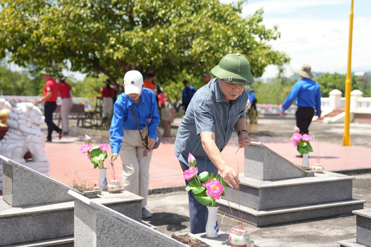 Ông Bùi Thanh Hà, Phó Chủ tịch Hội đồng quản trị Tập đoàn TNG dẫn đầu đoàn dâng hương, tưởng nhớ các anh hùng liệt sỹ