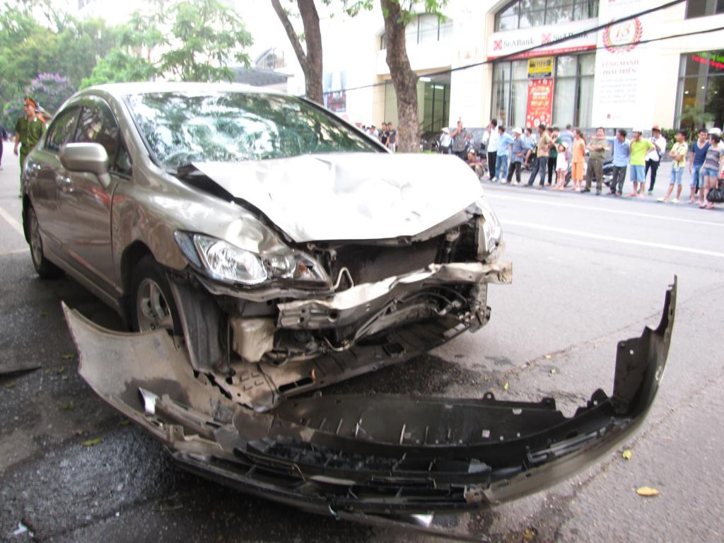 Sau khi gây tai nạn, tài xế đã bỏ trốn khỏi hiện trường. Ảnh: Tuấn Nguyễn