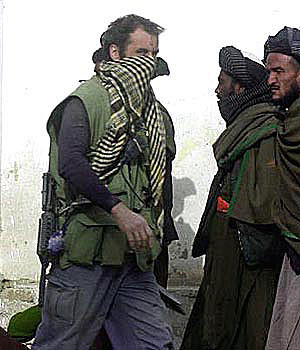 Một lính SBS bên cạnh các đồng minh Liên minh phương Bắc tại Afghanistan. Một lính SBS bên cạnh các đồng minh Liên minh phương Bắc tại Afghanistan