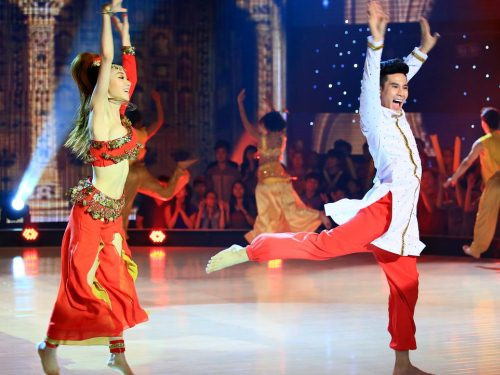  Trong liveshow 4 chương trình Vũ điệu đam mê diễn ra tối ngày 9.11, Ngân Khánh không may gặp sự cố lộ ngực khi đang biểu diễn cùng Hồ Vĩnh Khoa trên sân khấu