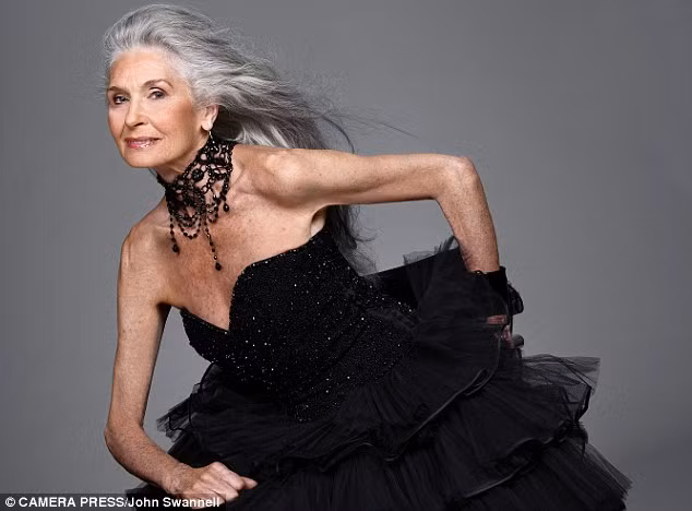 Daphne Selfe ngày ấy và bây giờ Daphne Selfe luôn giữ thái độ vui vẻ và lạc quan trong cuộc sống Một Daphne Selfe tự tin sải bước trên sàn catwalk bất chấp tuổi tác