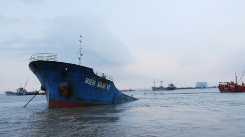 Một phần mũi tàu Biển Nam 17 còn nhô lên mặt nước Ảnh: Lê Giang