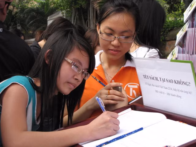 Cùng ký tên hưởng ửng Ngày Tết sách