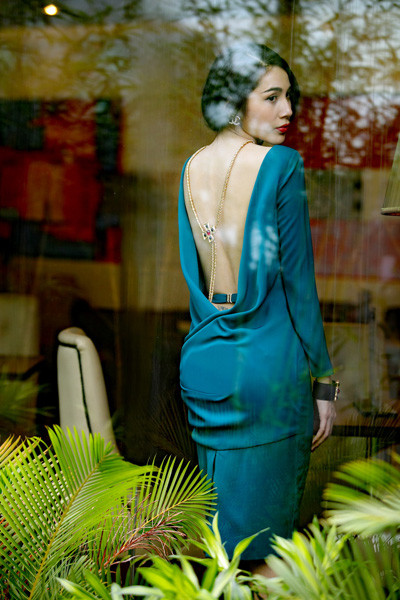 Với những trang phục chỉ hở lưng, nữ ca sĩ gợi cảm hơn