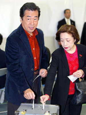 Đệ nhất phu nhân Nhật Bản Nobuko Kan và Phu quân trong một cuộc bỏ phiếu