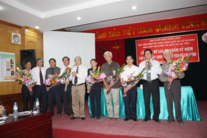 Tác giả những cuốn sách kỷ niệm 120 năm ngày sinh Chủ tịch Hồ Chí Minh tại buổi Lễ công bố, giới thiệu sách. Ảnh : PV