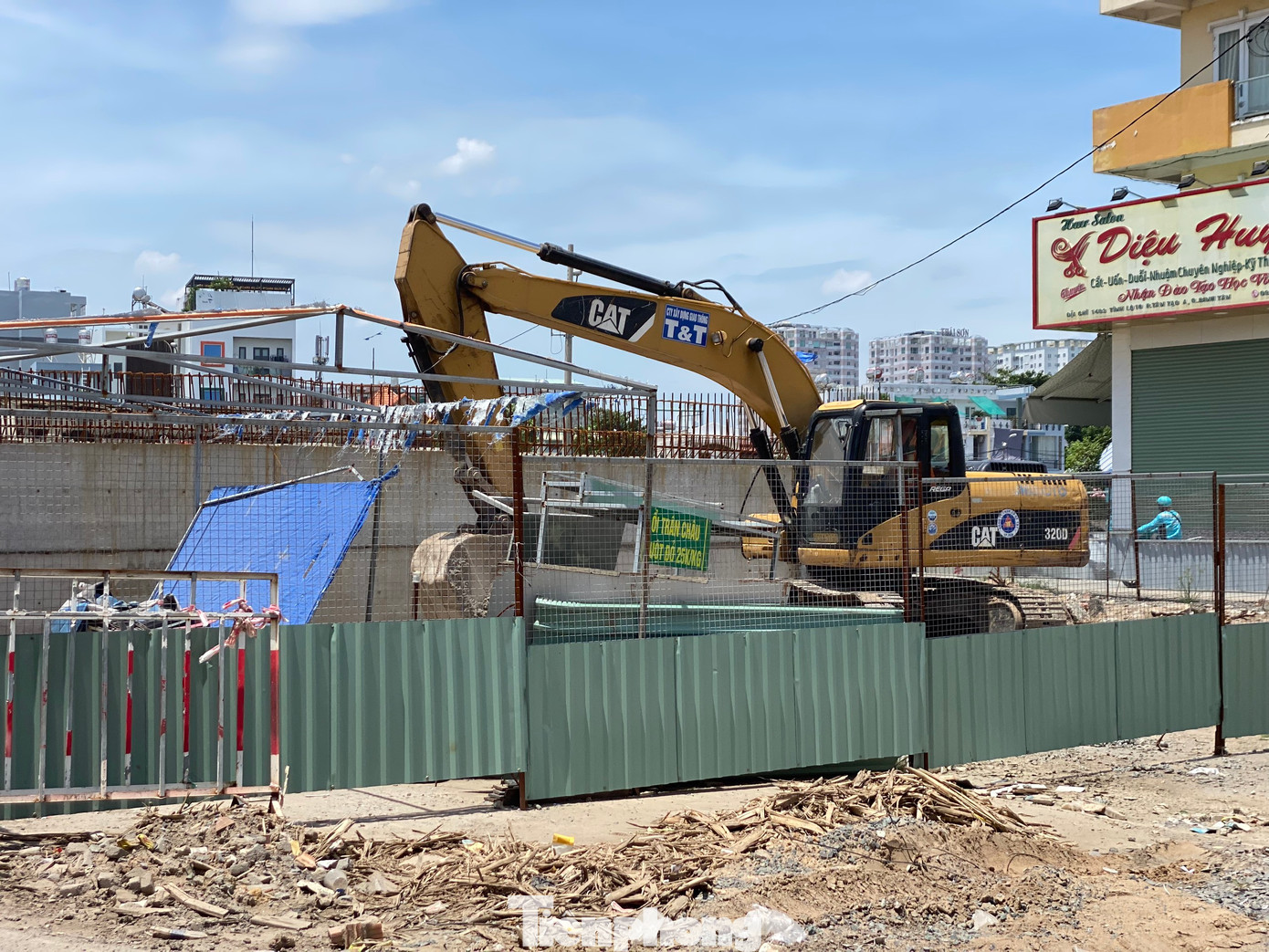 Theo ghi nhận của PV, hiện nay trên công trường, các công nhân đang tất bật triển khai thi công.