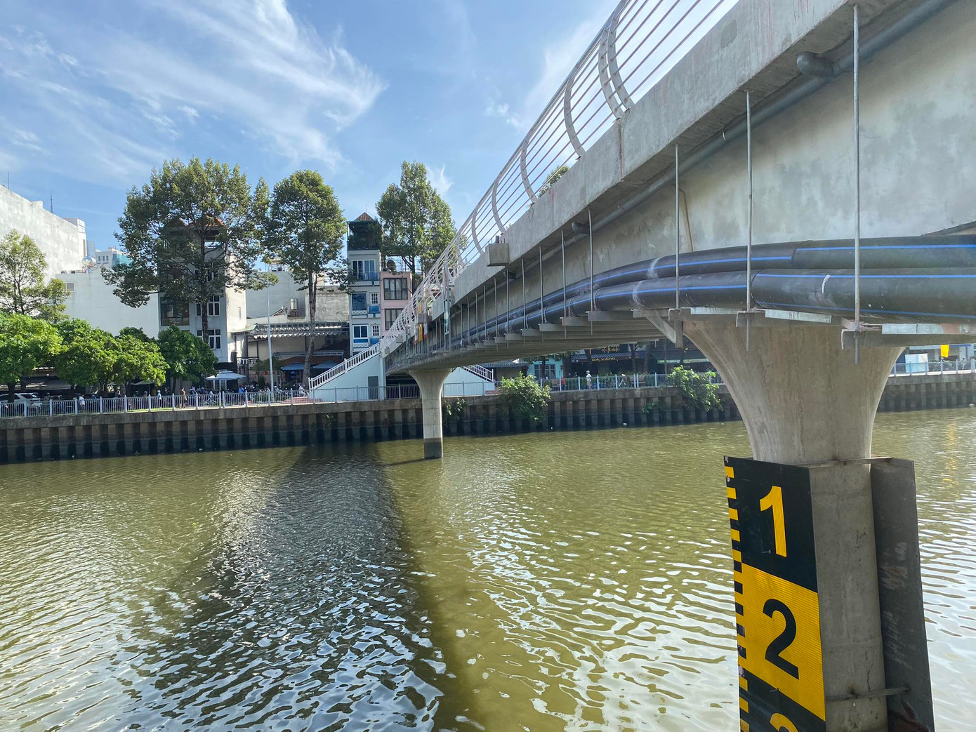 Cầu đi bộ dài hơn 50 m, rộng 2 m bằng cốt thép bê tông.