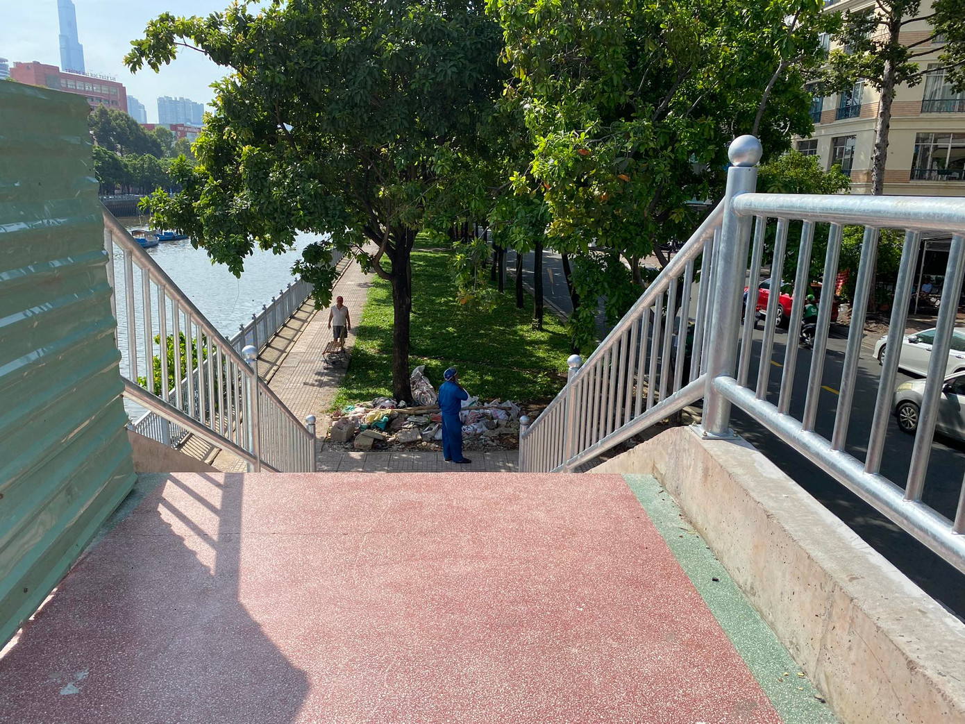 Hai đầu cầu có đường dẫn, mặt cầu ốp gạch và được lắp đặt hệ thống lan can bảo vệ.