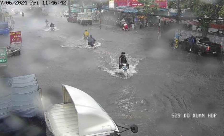 Mưa lớn gây ngập úng khiến giao thông trên đường Đỗ Xuân Hợp (TP Thủ Đức) gặp nhiều khó khăn. Ảnh: UDI Maps/Công ty TNHH MTV Thoát nước Đô Thị TPHCM.