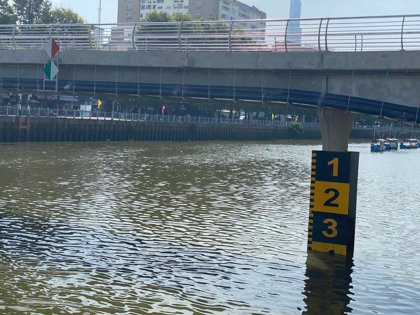 Sau khi được đưa vào khai thác, cầu đi bộ qua kênh Nhiêu Lộc - Thị Nghè sẽ giúp tăng cường kết nối giữa quận 1 với quận Bình Thạnh, đồng thời, tạo sự thuận tiện cho người dân đi lại, vui chơi.