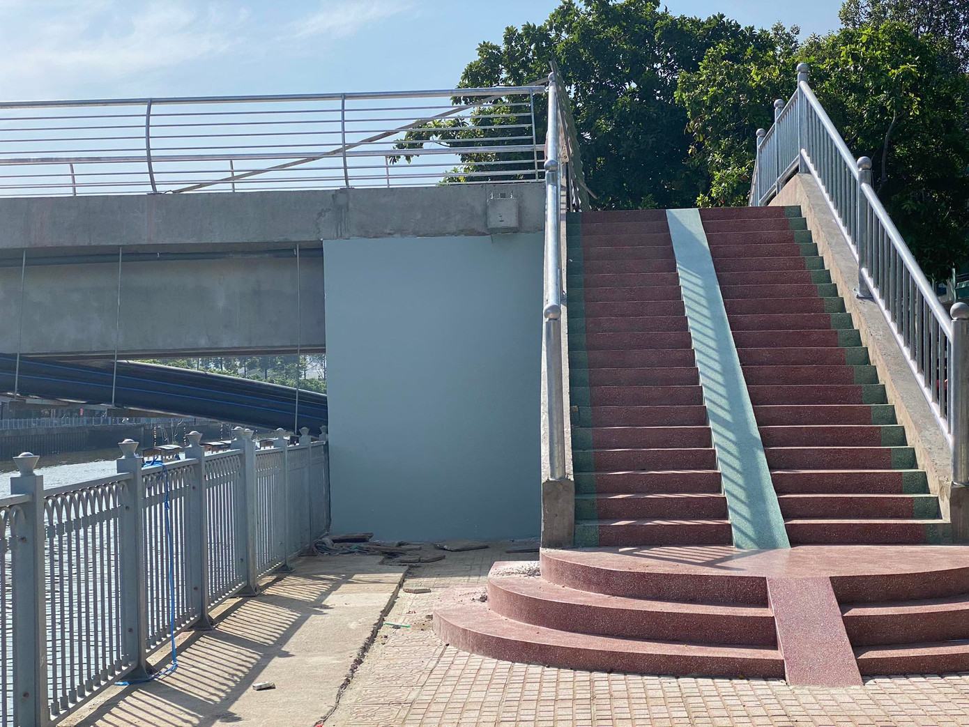 Hiện nay cầu đã hoàn thành ốp gạch, lan can và đường dẫn lên cầu.