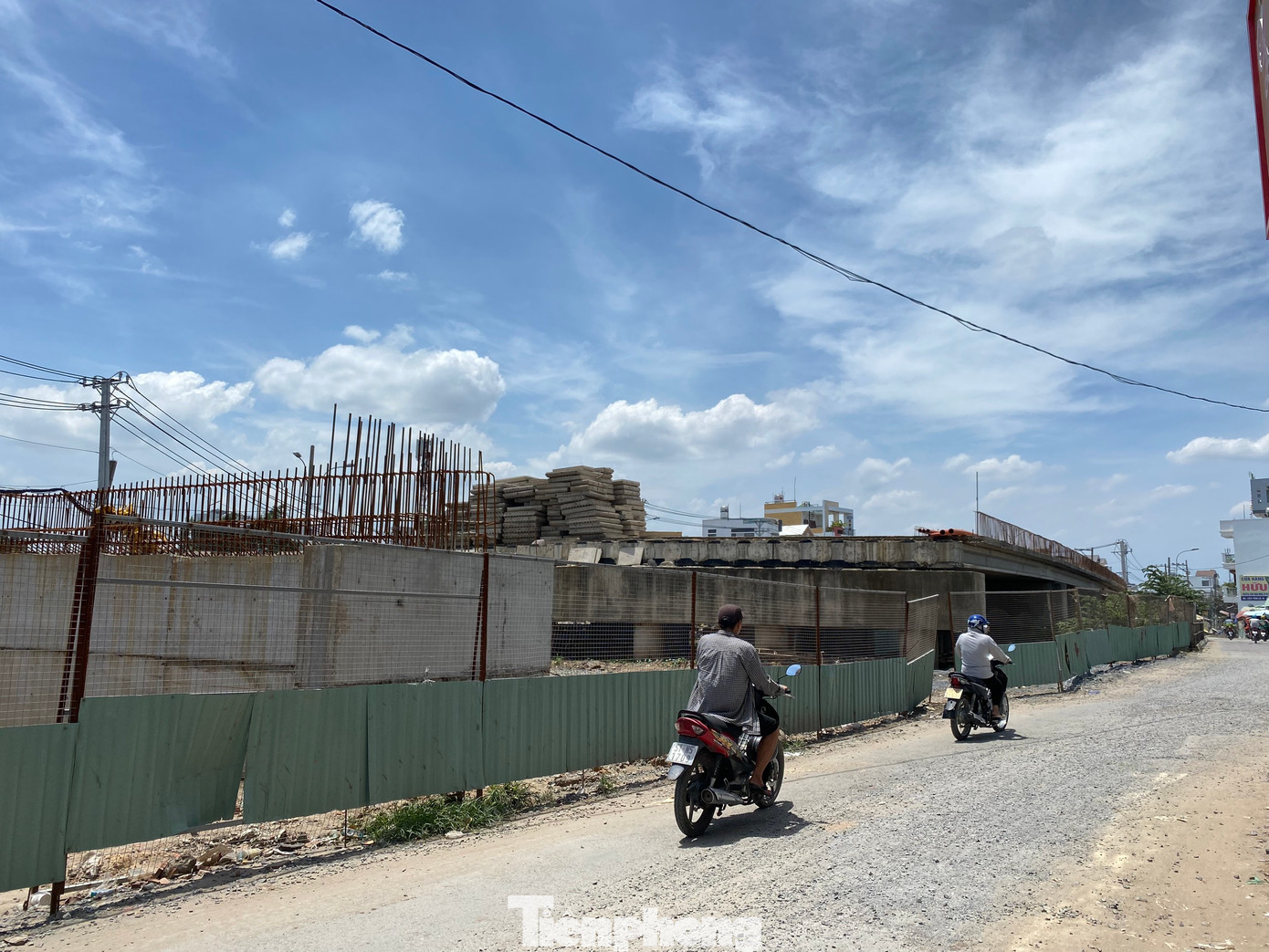 Công trình xây dựng cầu Bà Hom trên tỉnh lộ 10 là một trong những cửa ngõ từ các tỉnh miền Tây vào TPHCM. Cầu nằm gần khu công nghiệp Tân Tạo nên luôn đón lượng lớn phương tiện lưu thông mỗi ngày.