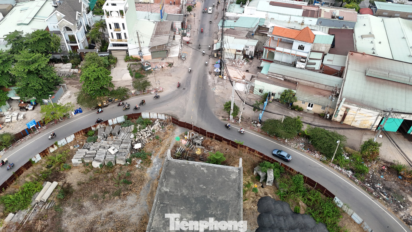 Theo ghi nhận của PV, hiện nay một số công trình trên đường Tân Kỳ Tân Quý (quận Bình Tân) đang được tháo dỡ để chuẩn bị mặt bằng cho dự án cầu Tân Kỳ Tân Quý. Đại diện Ban Giao thông TPHCM (chủ đầu tư mới của dự án) cho biết dự kiến sẽ khởi công dự án vào khoảng ngày 15/6 tới đây, thi công trong 6 tháng, hoàn thành và thông xe vào ngày 31/12 năm nay.