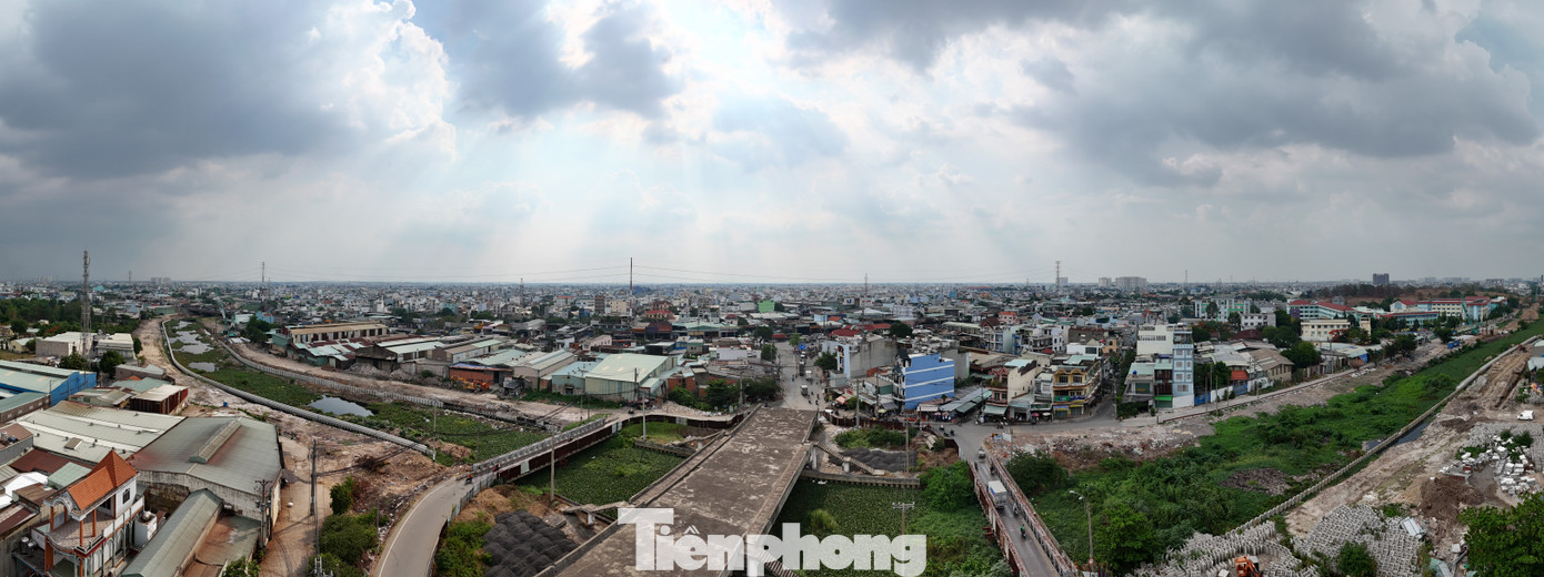 Cách cầu Bà Hom khoảng 5km, cầu Tân Kỳ Tân Quý ở cửa ngõ Tây Bắc TPHCM cũng bị "treo" hơn 5 năm qua.