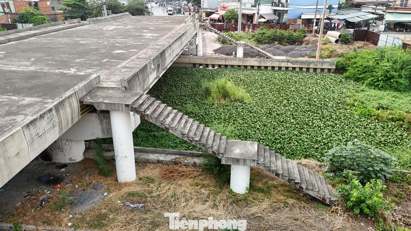 Sau đó, do vướng mắc về mặt bằng và không phù hợp với Nghị quyết số 437 của Quốc hội (dự án BOT chỉ áp dụng cho các tuyến đường xây mới, trong khi dự án cầu Tân Kỳ Tân Quý xây dựng trên đường hiện hữu). Chính vì vậy, dự án này bị &quot;treo&quot; từ cuối năm 2018 đến nay.