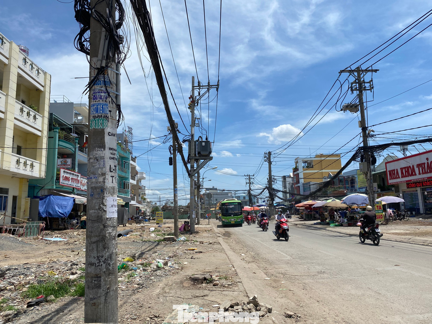 Dự kiến, cầu Bà Hom mới sẽ hoàn thành và thông xe vào cuối năm nay. Công trình sẽ kết nối giao thông TPHCM với tỉnh Long An qua tỉnh lộ 10 góp phần kéo giảm tình trạng ùn ứ, kẹt xe cho khu vực.