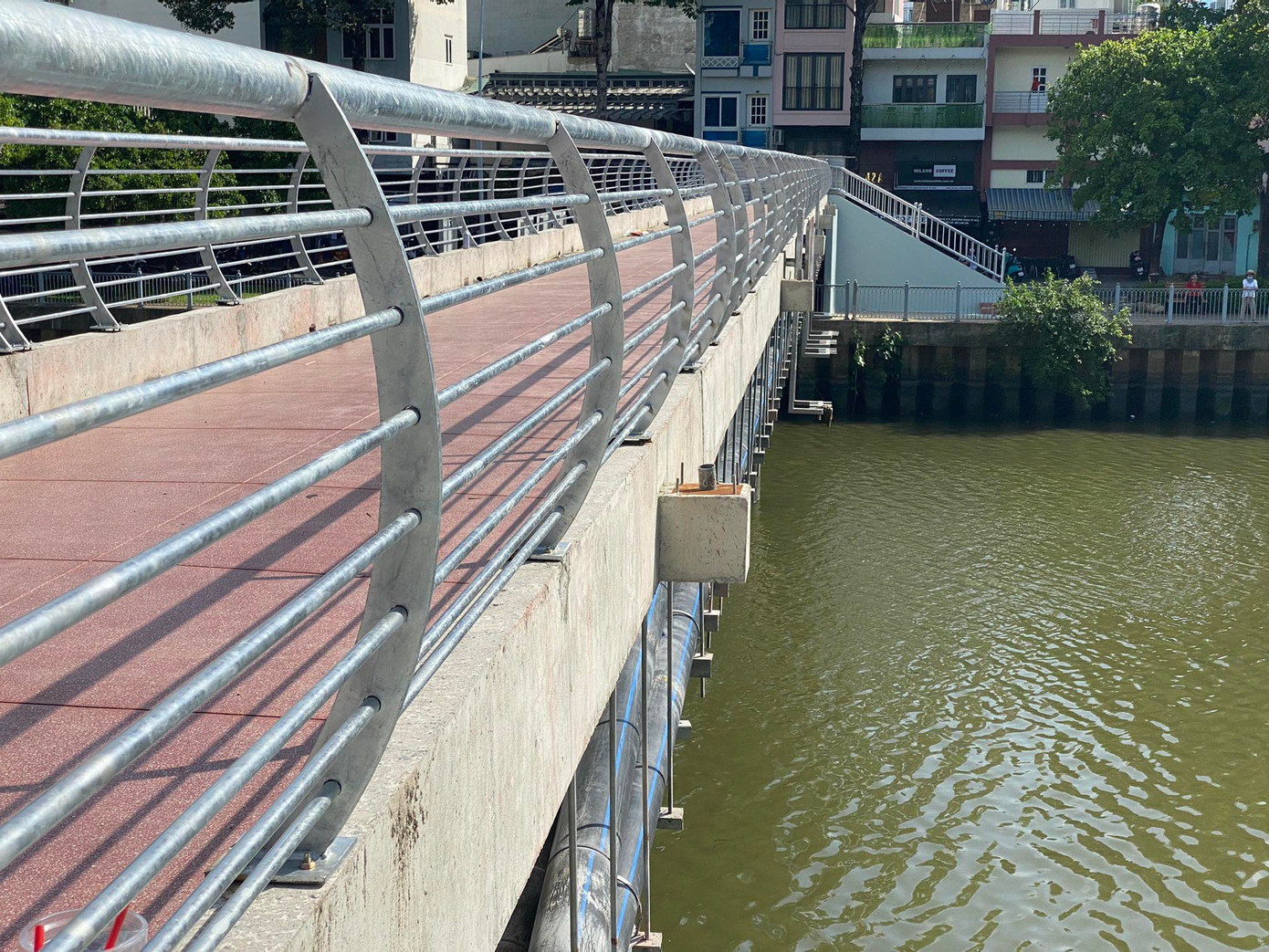 Theo đơn vị được giao quản lý dự án, trước đây chủ đầu tư dự tính khoan ngầm qua kênh Nhiêu Lộc - Thị Nghè để xây hầm, mương cáp thuộc dự án Cáp ngầm 220kV Tao Đàn - Tân Cảng. Sau đó, TPHCM đề nghị xây cầu qua kênh để thuận tiện cho người dân đi lại, vui chơi và tạo thêm cảnh quan. Ảnh: CTV