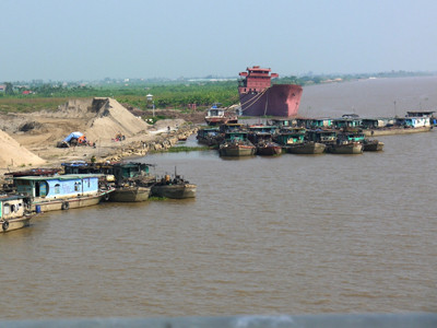 Tàu cát tụ về bãi kinh doanh vật liệu xây dựng ở chân cầu Khuể trên sông Văn Úc