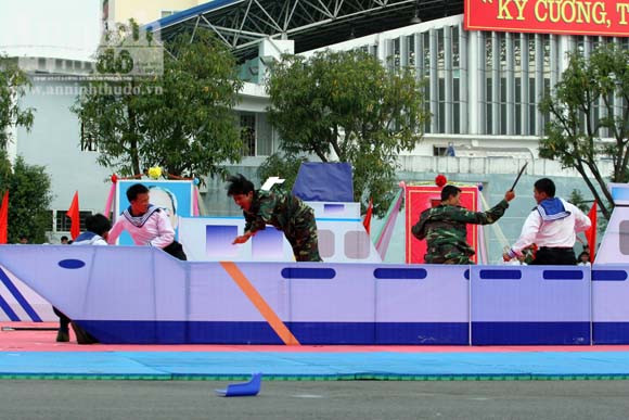 Giả định tàu thủy của ta bị kẻ xâm lược phá hoại...