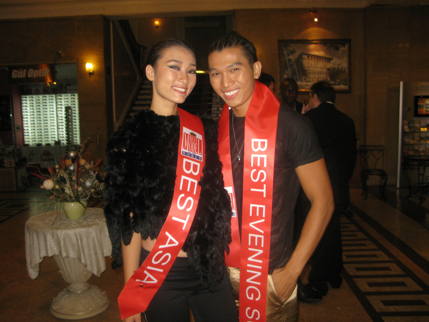 Huyền Trang và Ngọc Tình với các danh hiệu đoạt được tại Best Model of the World 2011