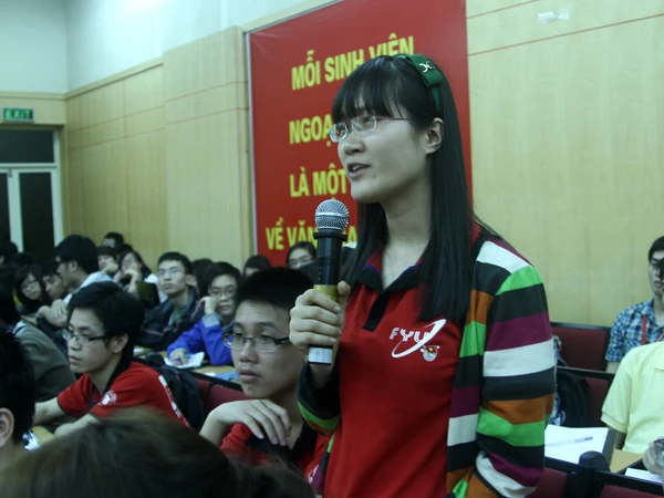 Sinh viên gửi tới các vị diễn giả nhiều câu hỏi về khởi nghiệp