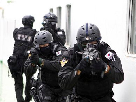 Lính đặc nhiệm Hàn Quốc trong cuộc diễn tập “Người bảo vệ tự do Ulchi 2012” ở cảng Pyeongtaek của Hàn Quốc. Ảnh: AP. Lính đặc nhiệm Hàn Quốc trong cuộc diễn tập “Người bảo vệ tự do Ulchi 2012” ở cảng Pyeongtaek của Hàn Quốc. Ảnh: AP