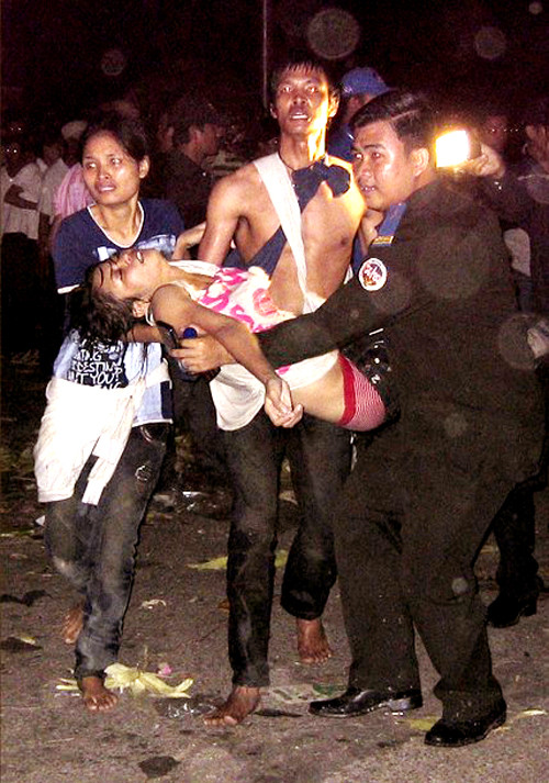 Khuôn mặt đau khổ, thẫn thờ của những người vừa thoát khỏi đám đông, với người thân bị tử nạn trên tay