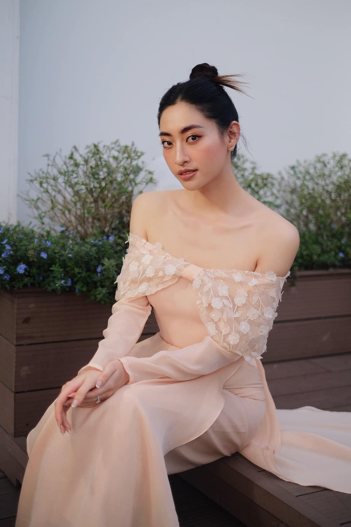 Ngày mùng 2 Tết, Hoa hậu Lương Thuỳ Linh khoe dáng xinh đẹp và quyến rũ với thiết kế áo dài cách tân tông màu hồng pastel, khoe trọn bờ vai trần nuột nà và thon thả.