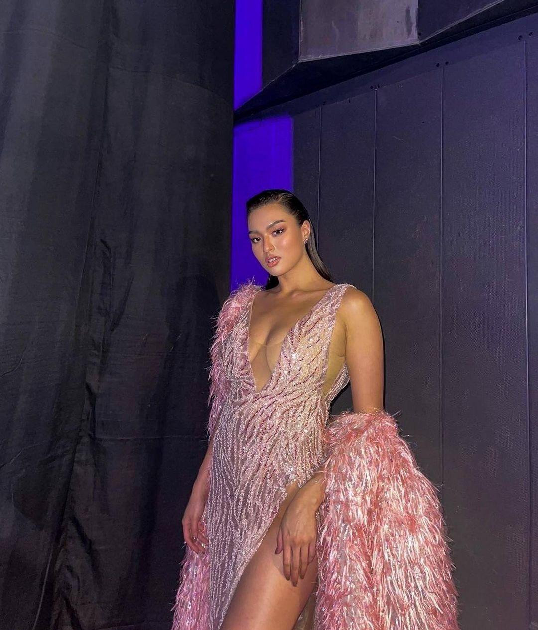 Diện thiết kế xuyên thấu đính kết tinh xảo kết hợp với lông vũ màu hồng pastel, Anchilee xinh đẹp và yêu kiều như một bông hồng quyến rũ.