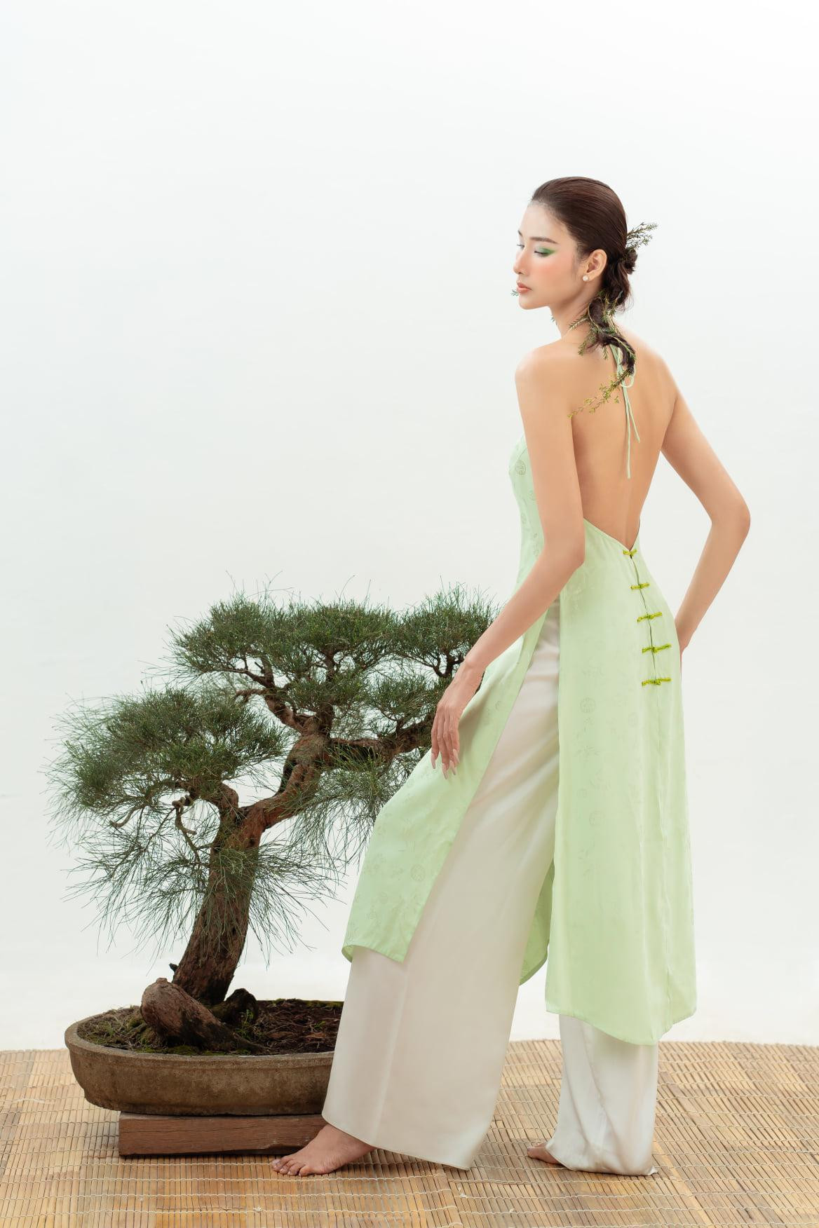 Thiết kế giúp cho Á hậu Hoàn vũ Việt Nam khoe được tấm lưng trần quyến rũ. Thiết kế giúp cho Á hậu Hoàn vũ Việt Nam khoe được tấm lưng trần quyến rũ.