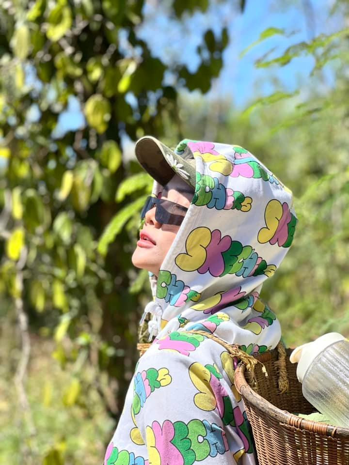 Hoa hậu H'Hen Niê diện trang phục rực rỡ khi lên rẫy đầu năm.