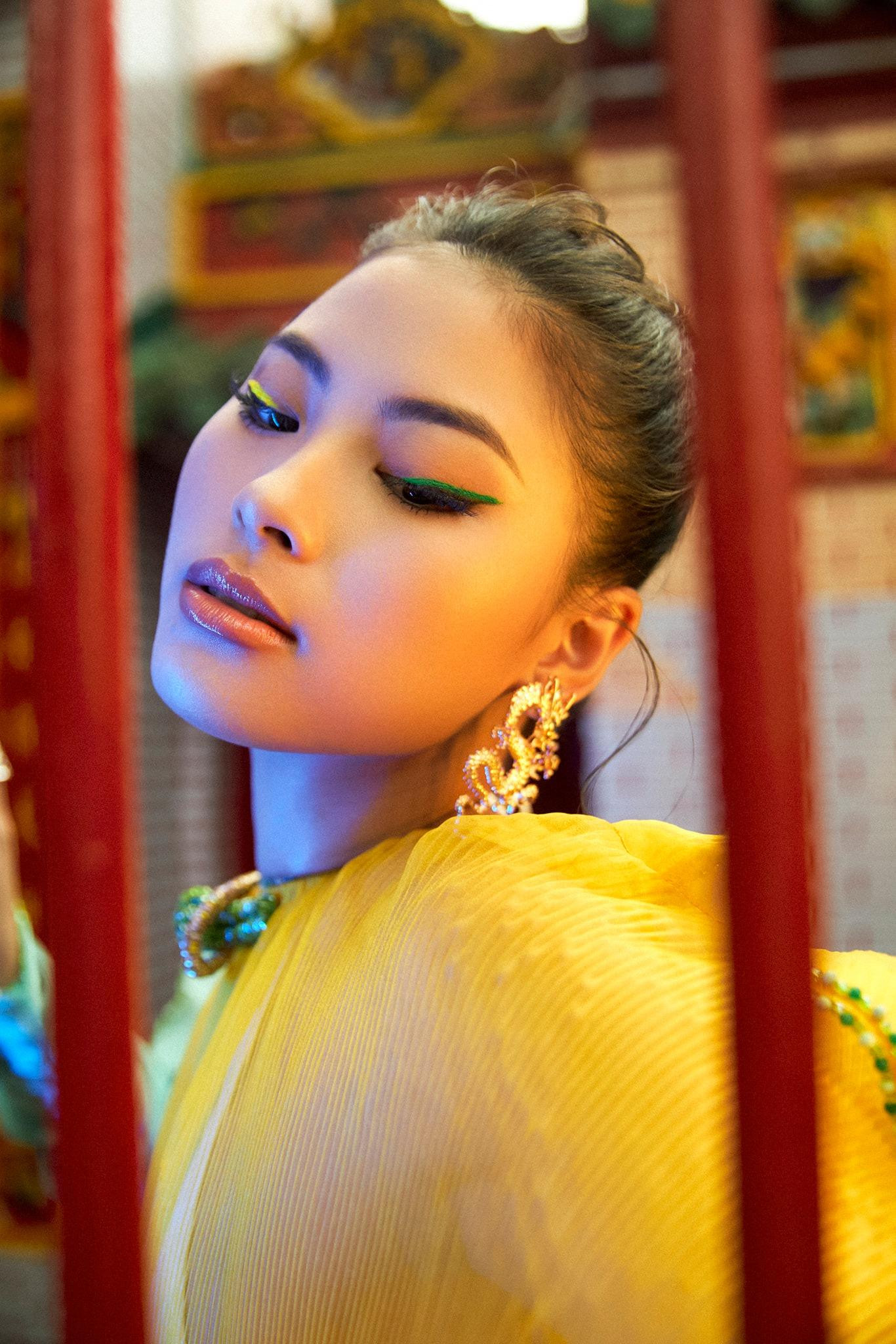 Người đẹp Biển HHVN 2016 Đào Thị Hà hoá nàng Xuân kiêu kỳ với áo dài cách điệu.