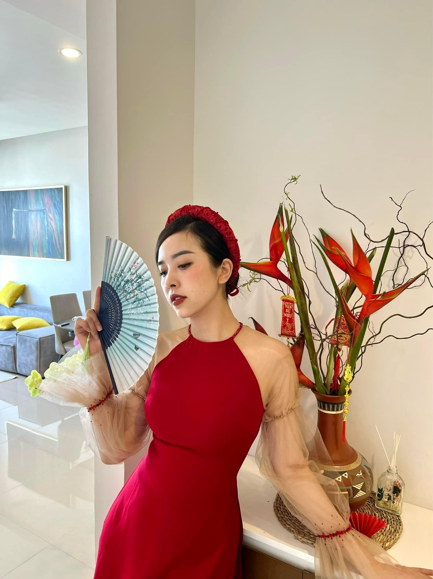 Á hậu Thuý An diện áo dài kiểu cổ yếm mang nét dân gian đầy quyến rũ.