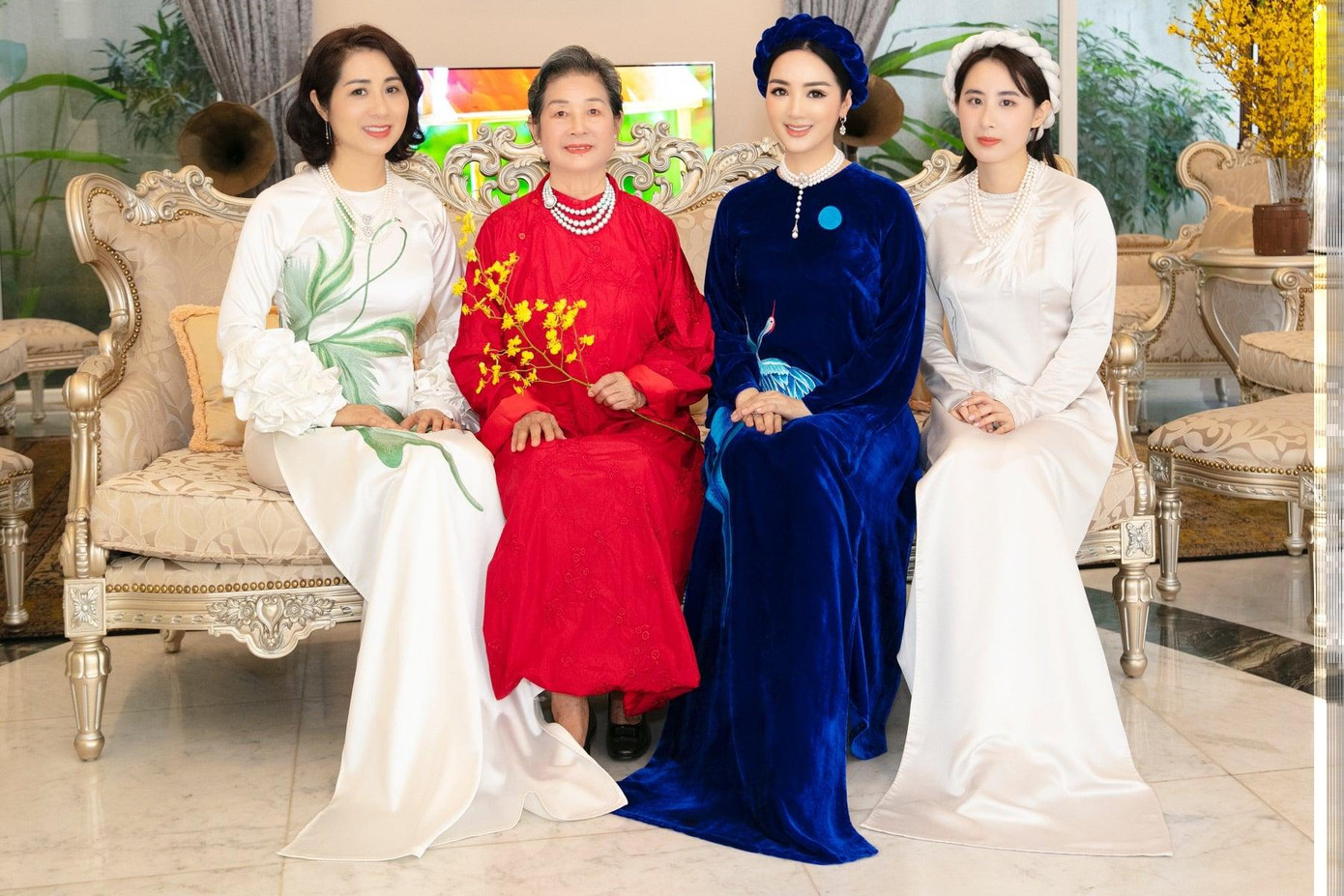 Hoa hậu Đền Hùng Giáng My và mẹ diện áo dài trong ngày đầu năm mới.