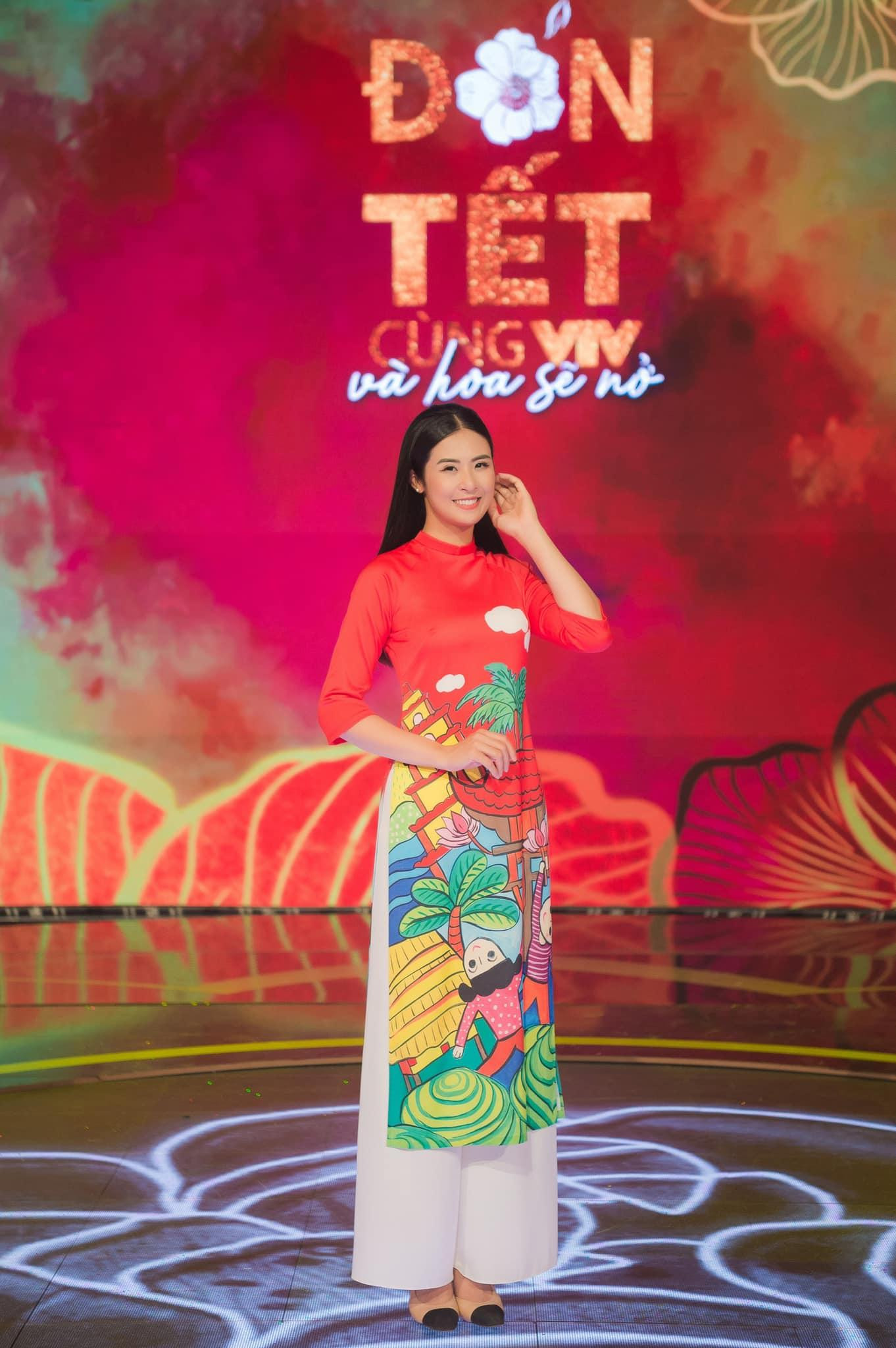 Hoa hậu Ngọc Hân diện áo dài Tết rực rỡ khi ghi hình cho chương trình "Đón Tết cùng VTV".