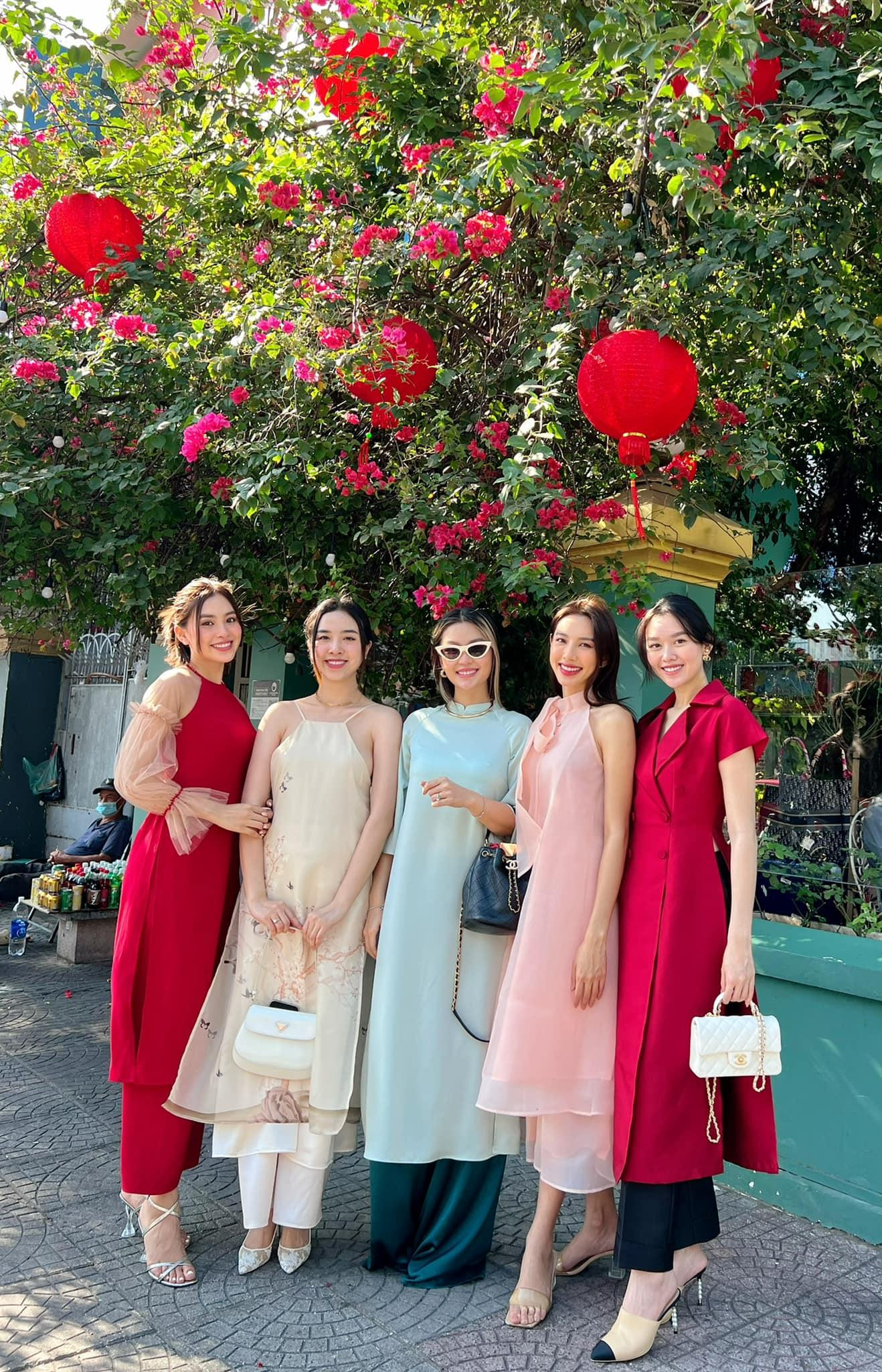 Những bộ áo dài, váy yếm đủ màu sắc khiến cho không khí ngày Tết càng thêm náo nhiệt, sôi động.