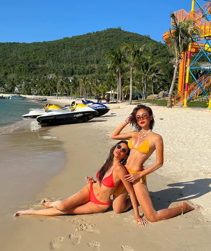 Siêu mẫu Võ Hoàng Yến, Á hậu Mâu Thủy cùng hội bạn thân đang có chuyến nghỉ dưỡng đầu năm mới tại Nha Trang.