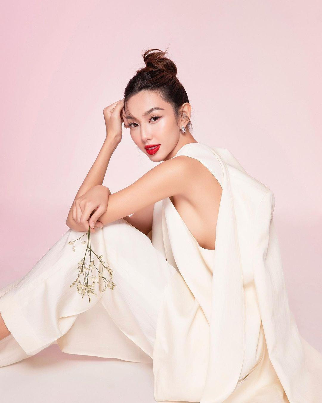 Sau hơn 2 tháng đăng quang ngôi vị Hoa hậu Hoà bình Quốc tế 2021, vẻ đẹp của Thuỳ Tiên ngày càng rực rỡ và nhận được sự ngưỡng mộ từ các fans. Sau hơn 2 tháng đăng quang ngôi vị Hoa hậu Hoà bình Quốc tế 2021, vẻ đẹp của Thuỳ Tiên ngày càng rực rỡ và nhận được sự ngưỡng mộ từ các fans.